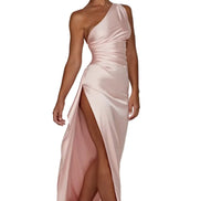 Plisseret satin kjole med split og one shoulder design – kjole til fest og aftenbrug – Silvéra
