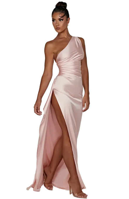 Plisseret satin kjole med split og one shoulder design – kjole til fest og aftenbrug – Silvéra