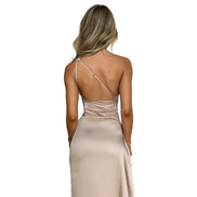 Plisseret satin kjole med split og one shoulder design – kjole til fest og aftenbrug – Silvéra