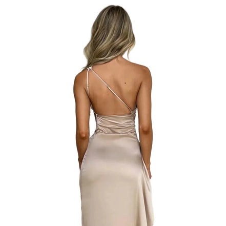 Plisseret satin kjole med split og one shoulder design – kjole til fest og aftenbrug – Silvéra