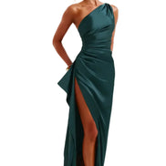 Plisseret satin kjole med split og one shoulder design – kjole til fest og aftenbrug – Silvéra