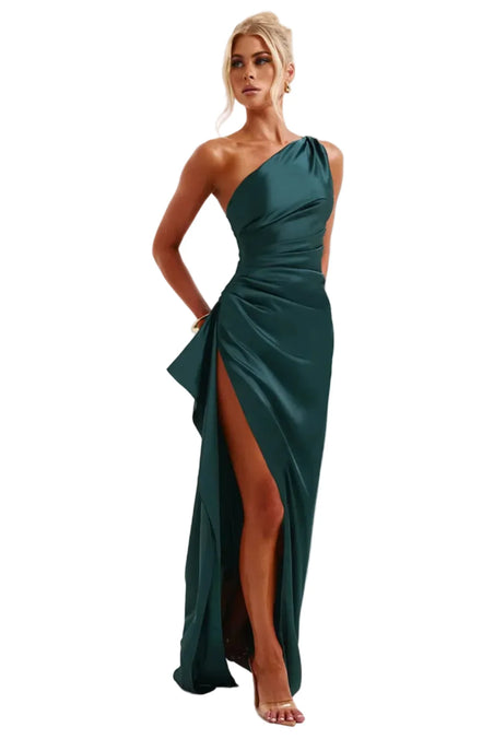 Plisseret satin kjole med split og one shoulder design – kjole til fest og aftenbrug – Silvéra