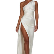 Plisseret satin kjole med split og one shoulder design – kjole til fest og aftenbrug – Silvéra