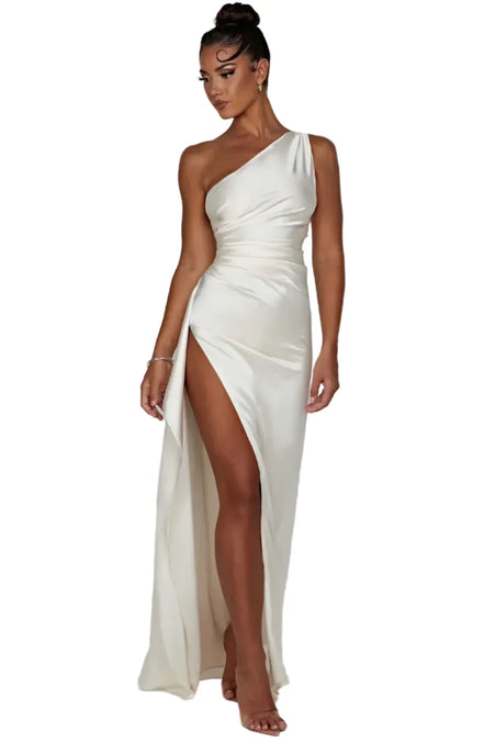 Plisseret satin kjole med split og one shoulder design – kjole til fest og aftenbrug – Silvéra