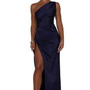 Plisseret satin kjole med split og one shoulder design – kjole til fest og aftenbrug – Silvéra