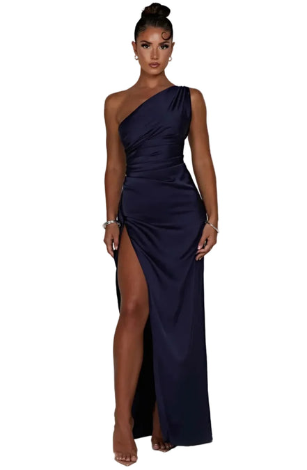 Plisseret satin kjole med split og one shoulder design – kjole til fest og aftenbrug – Silvéra