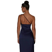 Plisseret satin kjole med split og one shoulder design – kjole til fest og aftenbrug – Silvéra