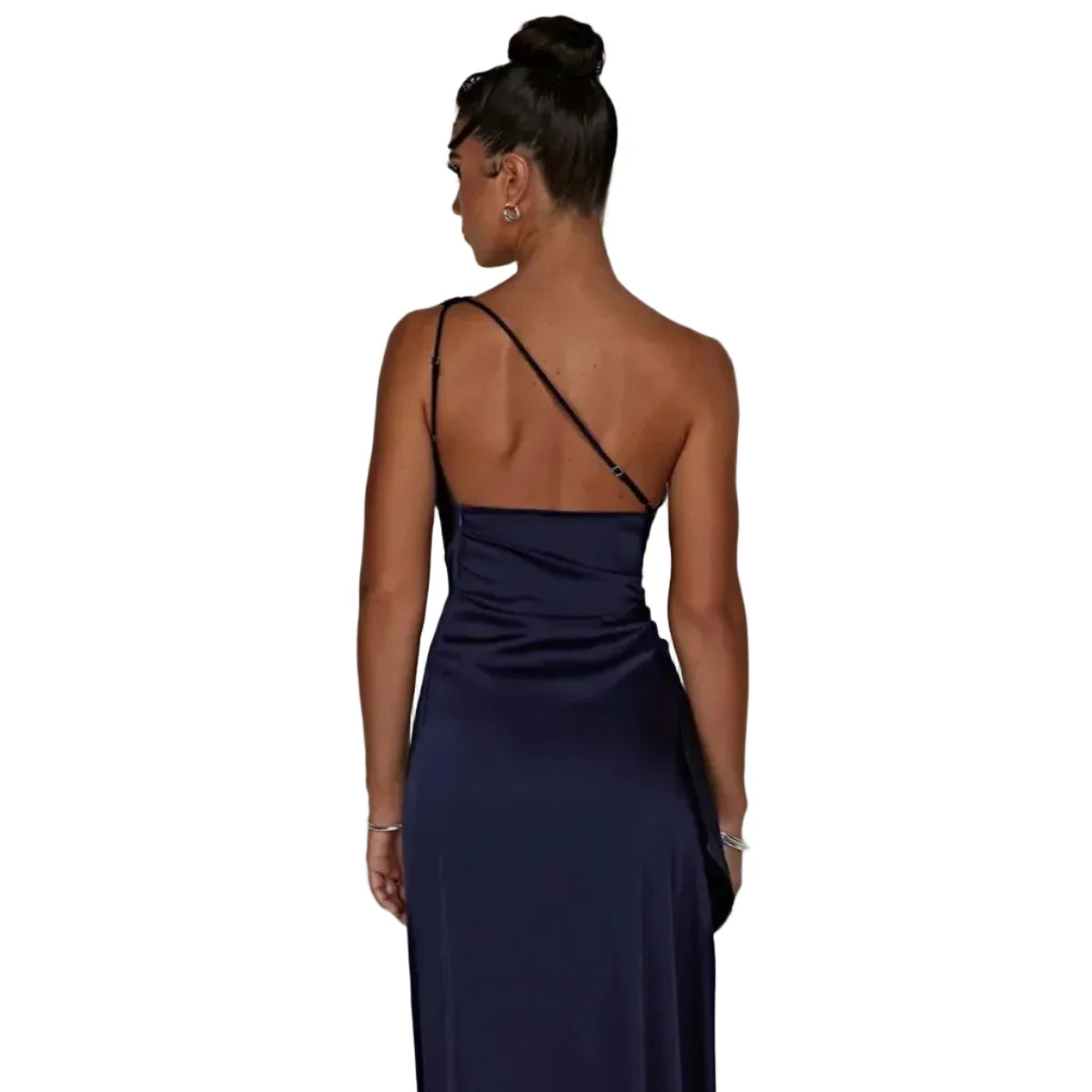 Plisseret satin kjole med split og one shoulder design – kjole til fest og aftenbrug – Silvéra