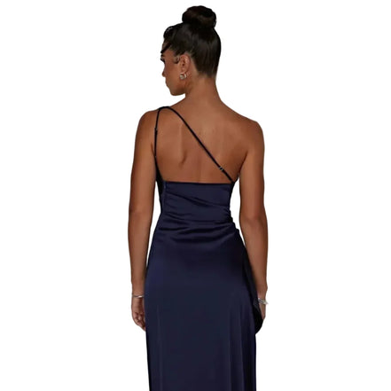 Plisseret satin kjole med split og one shoulder design – kjole til fest og aftenbrug – Silvéra