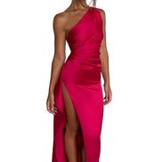 Plisseret satin kjole med split og one shoulder design – kjole til fest og aftenbrug – Silvéra