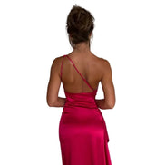 Plisseret satin kjole med split og one shoulder design – kjole til fest og aftenbrug – Silvéra