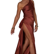 Plisseret satin kjole med split og one shoulder design – kjole til fest og aftenbrug – Silvéra