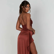 Plisseret satin kjole med split og one shoulder design – kjole til fest og aftenbrug – Silvéra