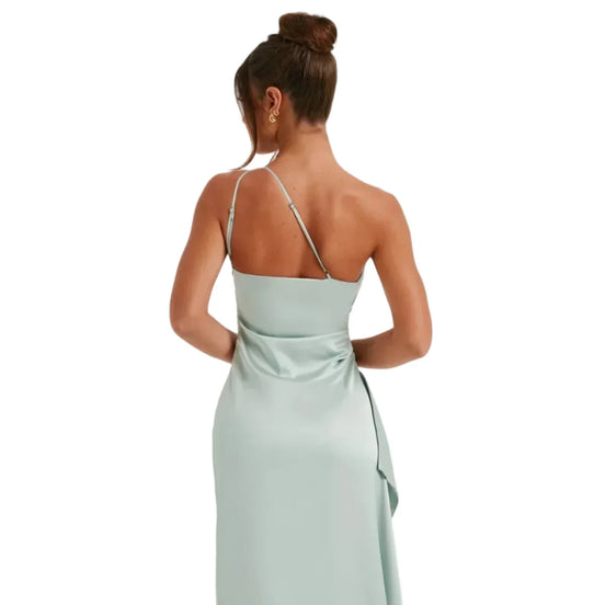 Plisseret satin kjole med split og one shoulder design – kjole til fest og aftenbrug – Silvéra