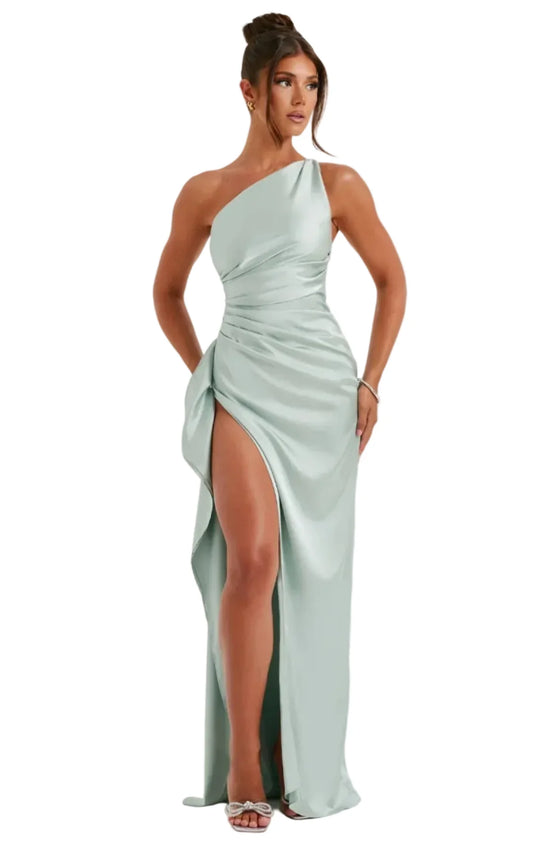 Plisseret satin kjole med split og one shoulder design – kjole til fest og aftenbrug – Silvéra