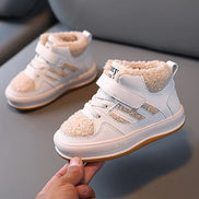 Et par børnesneakers med velcrolukning og blød indvendig foring
