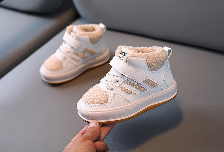 Et par børnesneakers med velcrolukning og blød indvendig foring