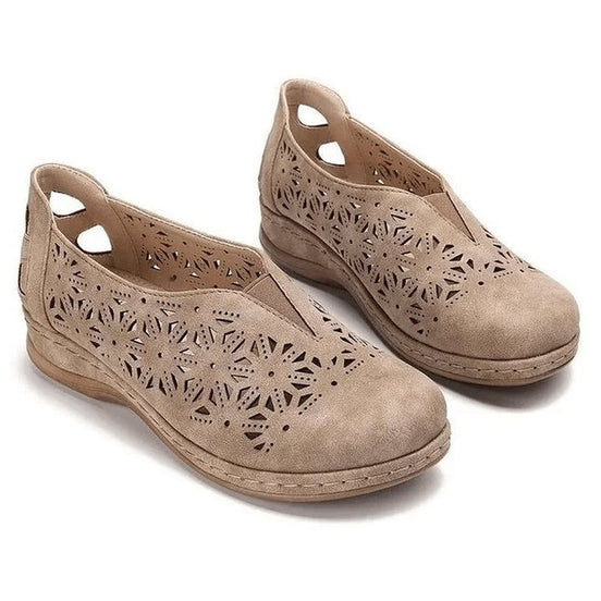 Elmira slip-on topánky s výrezmi a nízkym podpätkom