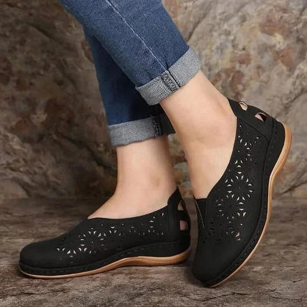 Elmira slip-on sko med udskæringer og lav hæl