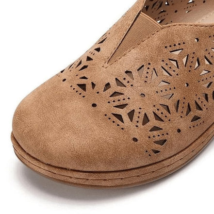 Elmira slip-on sko med udskæringer og lav hæl