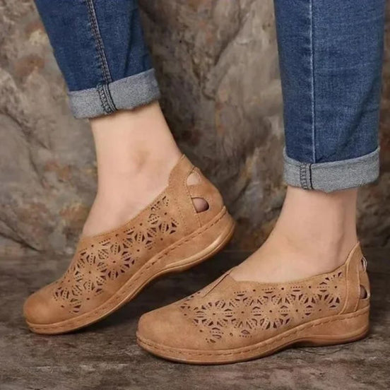 Elmira slip-on topánky s výrezmi a nízkym podpätkom