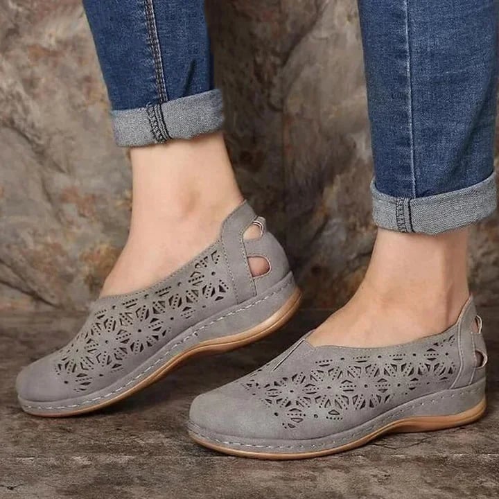 Elmira slip-on sko med udskæringer og lav hæl