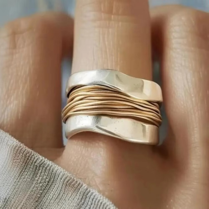 Twiselle damering – spiralring i tofavet metaldesign