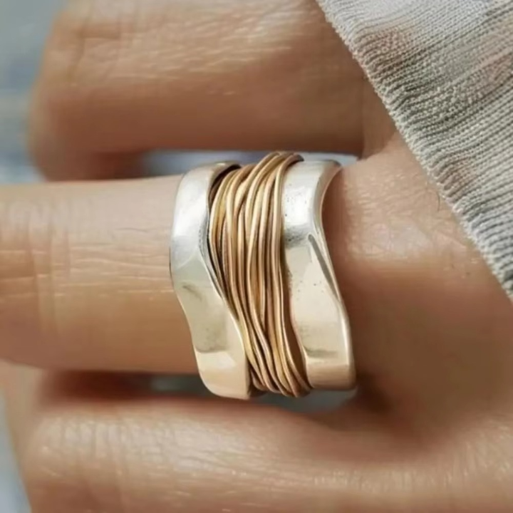 Twiselle damering – spiralring i tofavet metaldesign