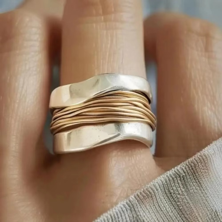 Twiselle damering – spiralring i tofavet metaldesign