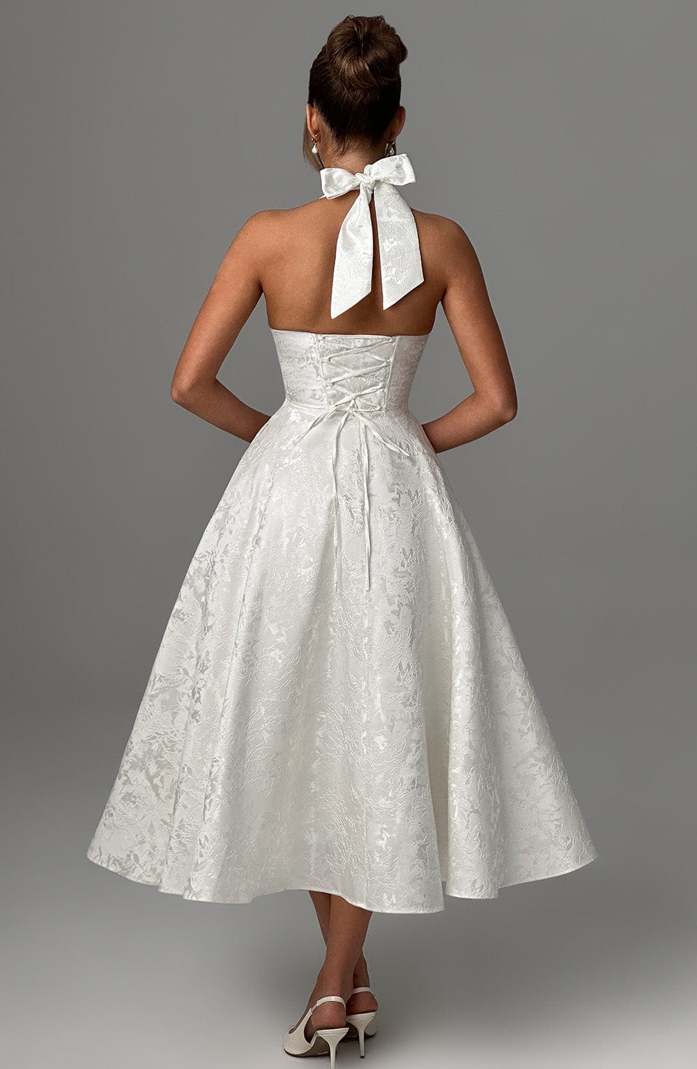 Halter midi kjole til dame med elegant design – Lunévia