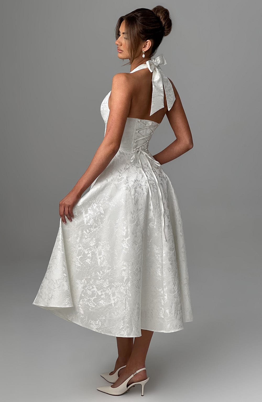 Halter midi kjole til dame med elegant design – Lunévia