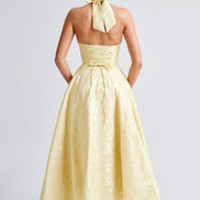 Halter midi kjole til dame med elegant design – Lunévia