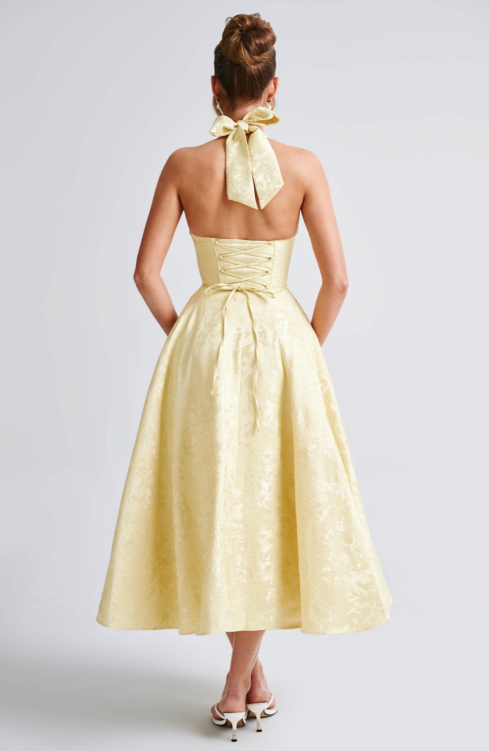 Halter midi kjole til dame med elegant design – Lunévia