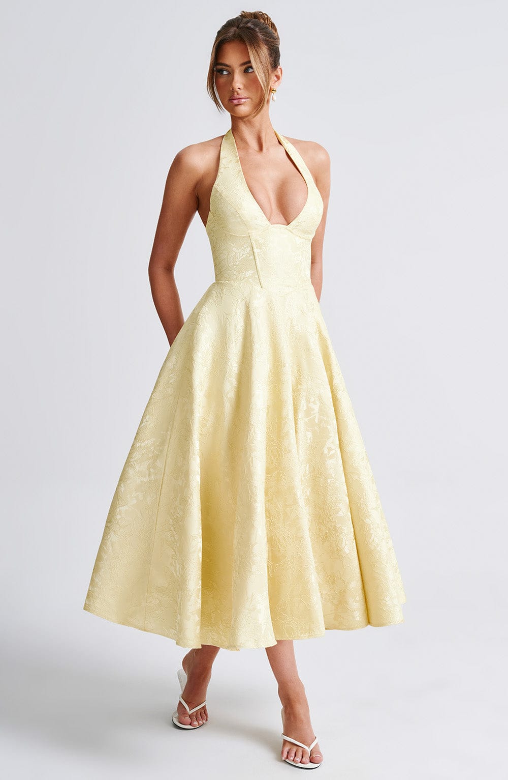 Halter midi kjole til dame med elegant design – Lunévia
