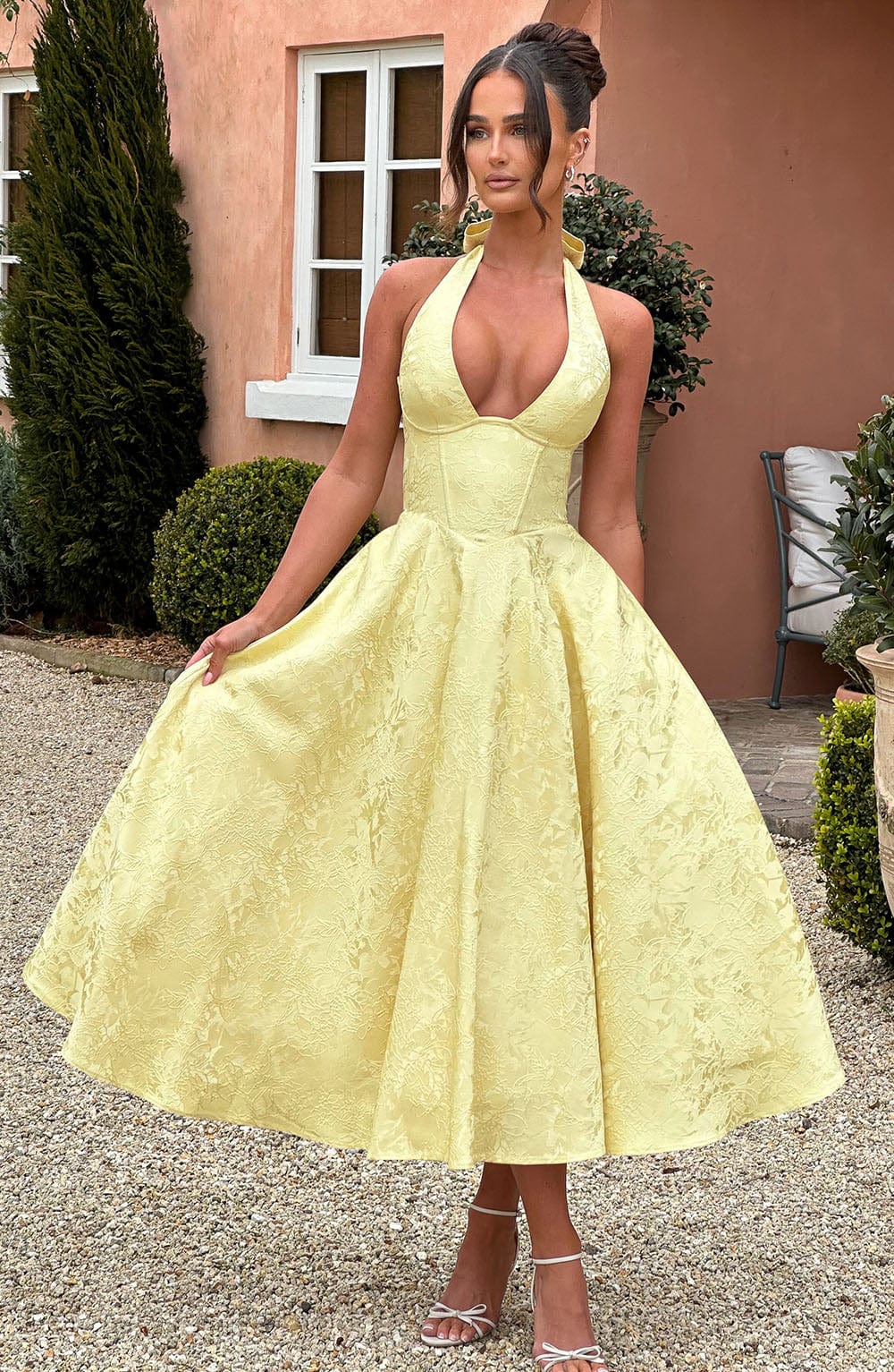 Halter midi kjole til dame med elegant design – Lunévia