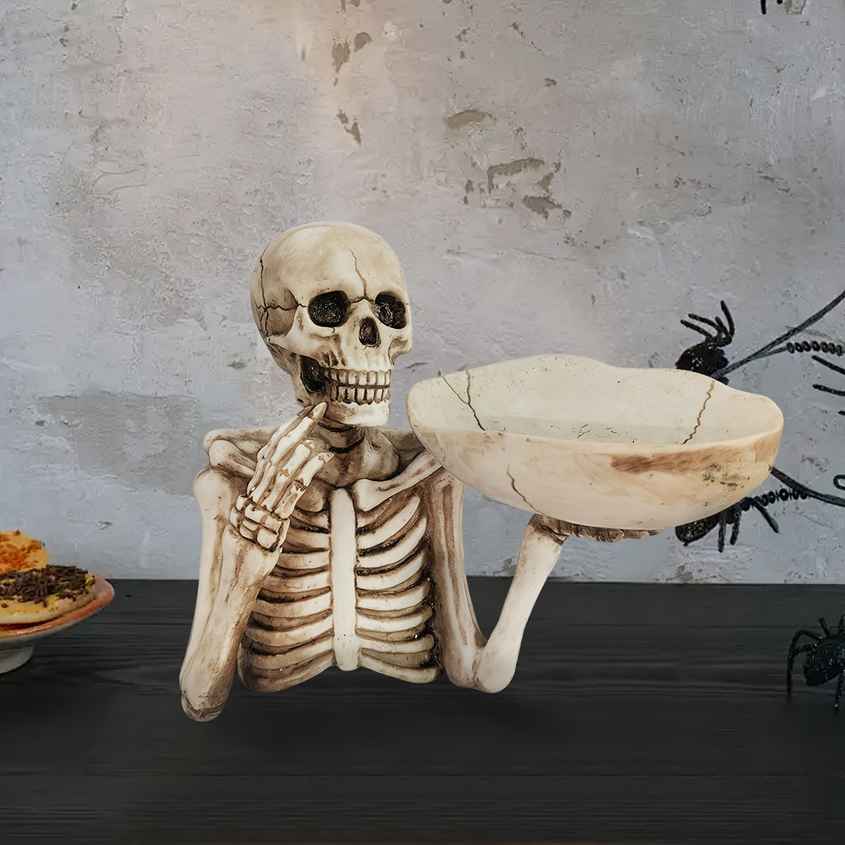 Kostlivec s miskou na sladkosti a halloweensku výzdobu – Mortavia