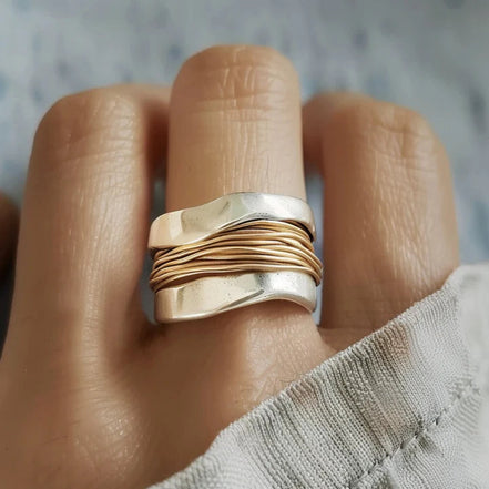 Twiselle damering – spiralring i tofavet metaldesign