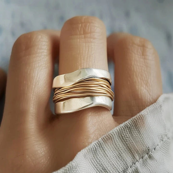 Twiselle damering – spiralring i tofavet metaldesign
