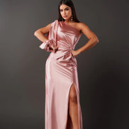 Selvoria dame maxikjole – one shoulder kjole med drapering og slids
