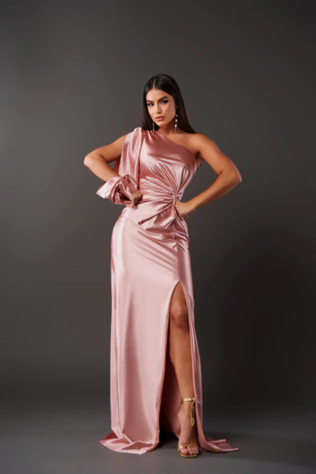 Selvoria dame maxikjole – one shoulder kjole med drapering og slids