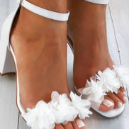 Floréva sandaler med blomsterdetaljer og justerbar ankelrem