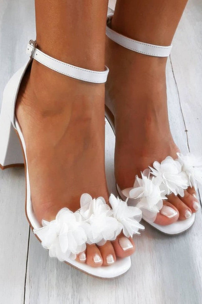 Floréva sandaler med blomsterdetaljer og justerbar ankelrem