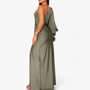 Eloria One-shoulder maxikjole i satin med høj talje og slids