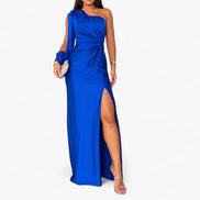 Eloria One-shoulder maxikjole i satin med høj talje og slids