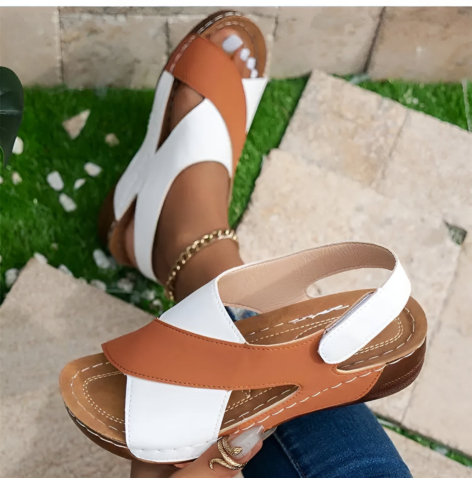 Marvella sandaler med farveblokdesign og skrå hæl
