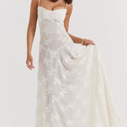 Dame maxikjole med blomsterprint, justerbare stropper og åben ryg – sommerkjole til hverdag og lejligheder – Florenza