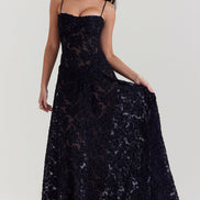 Dame maxikjole med blomsterprint, justerbare stropper og åben ryg – sommerkjole til hverdag og lejligheder – Florenza