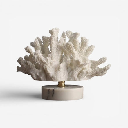 Sorvella dekorativ skulptur i resin – figur med rund base til bord eller hylde