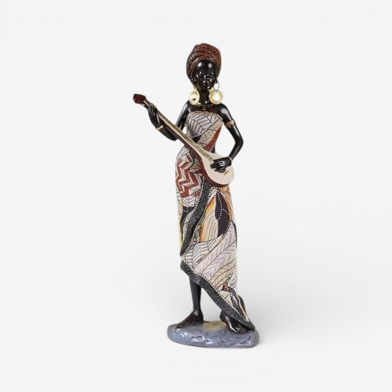 Silvra kvindefigur i resin – dekorativ skulptur til bord eller hylde