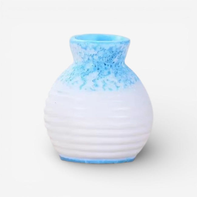 Varena mini blomstervase i resin – lille vase til bord eller hylde